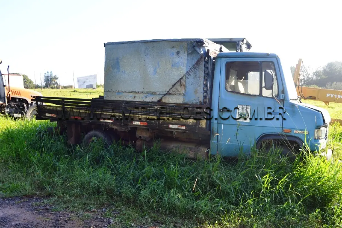 LOTE 020 - CAMINHÃO/ C. ABERTA M. BENZ/ 709,  PLACA: IAZ 0315, DIESEL, ANO/MODELO: 1991/1991
