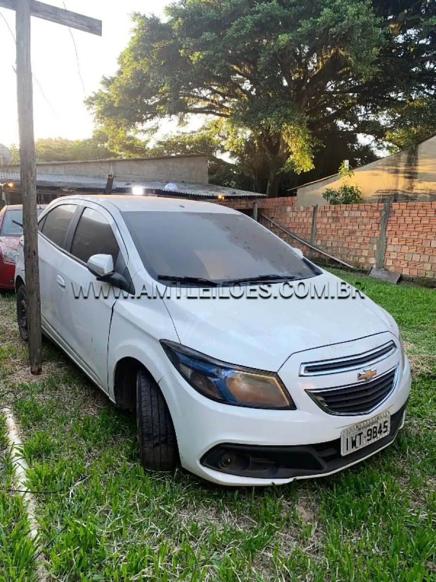 LOTE 008 - Marca: CHEVROLET /  Modelo: ONIX 1.4MT  LT, Placa: IWT9845, Ano/Modelo: 2015, atingido pela enchente.