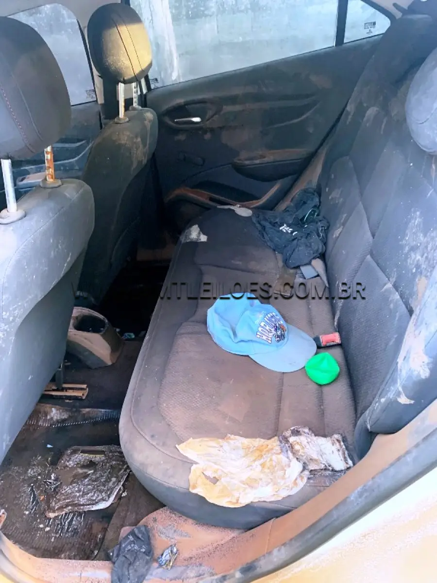 LOTE 008 - Marca: CHEVROLET /  Modelo: ONIX 1.4MT  LT, Placa: IWT9845, Ano/Modelo: 2015, atingido pela enchente.