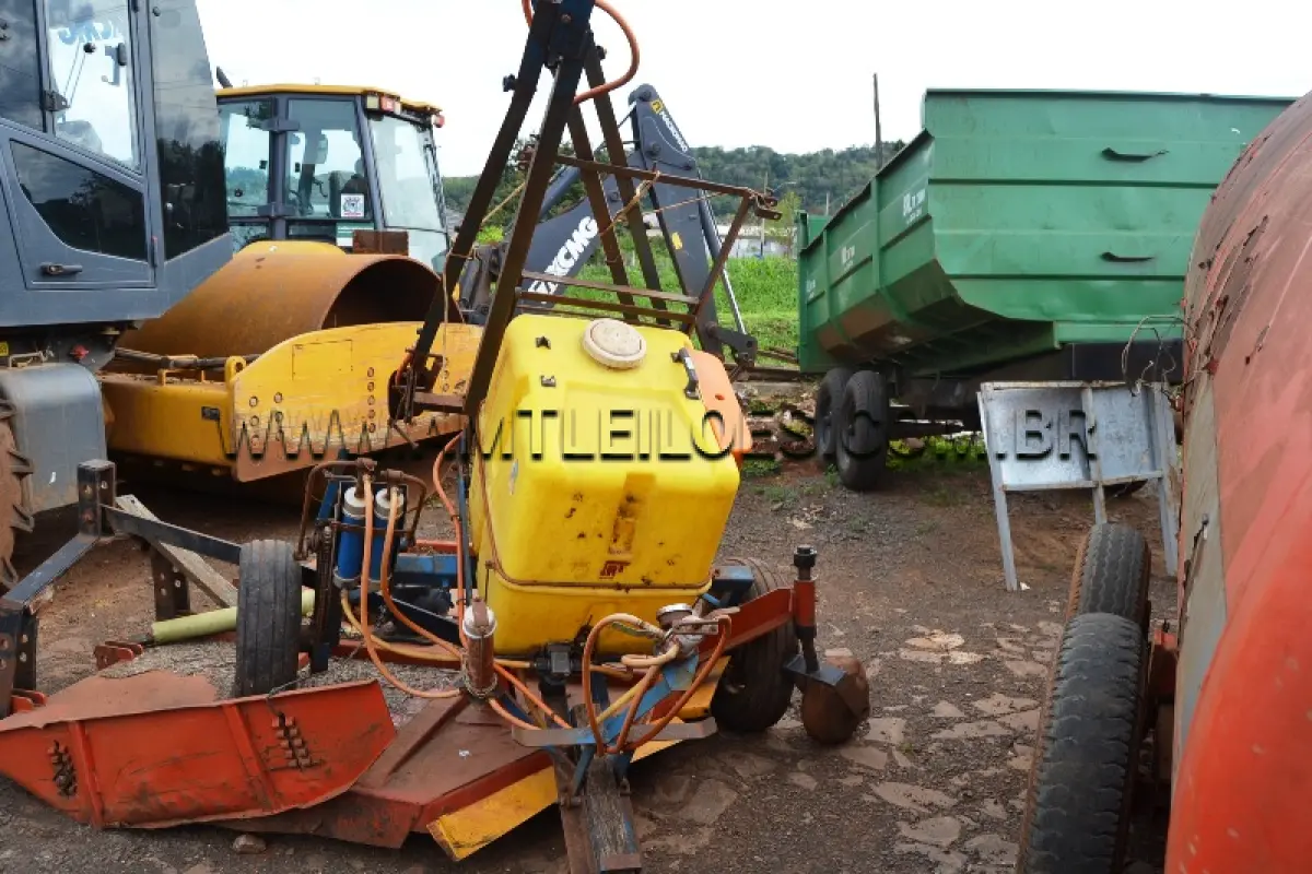 LOTE 015 - ESTRUTURA DE GRADE ;  PULVERIZADOR PUXADO A BOI