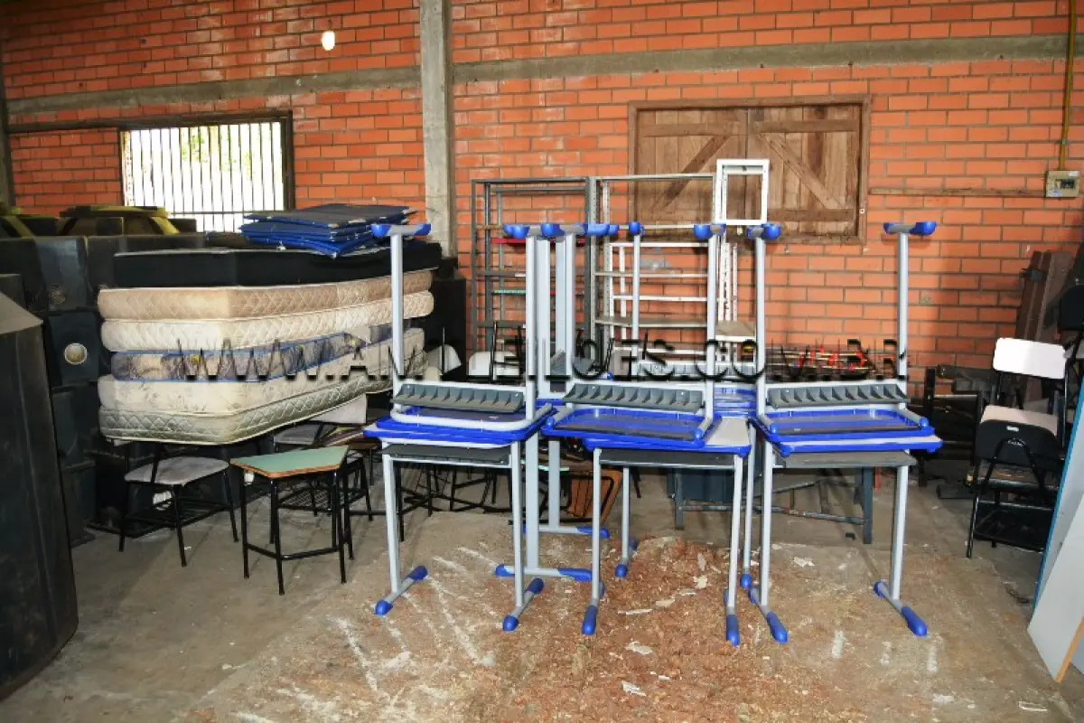 LOTE 001 - LOTE COMPOSTO DE MOBILIÁRIO EM GERAL; ELETRÔNICOS; CORTINAS E SUCATAS