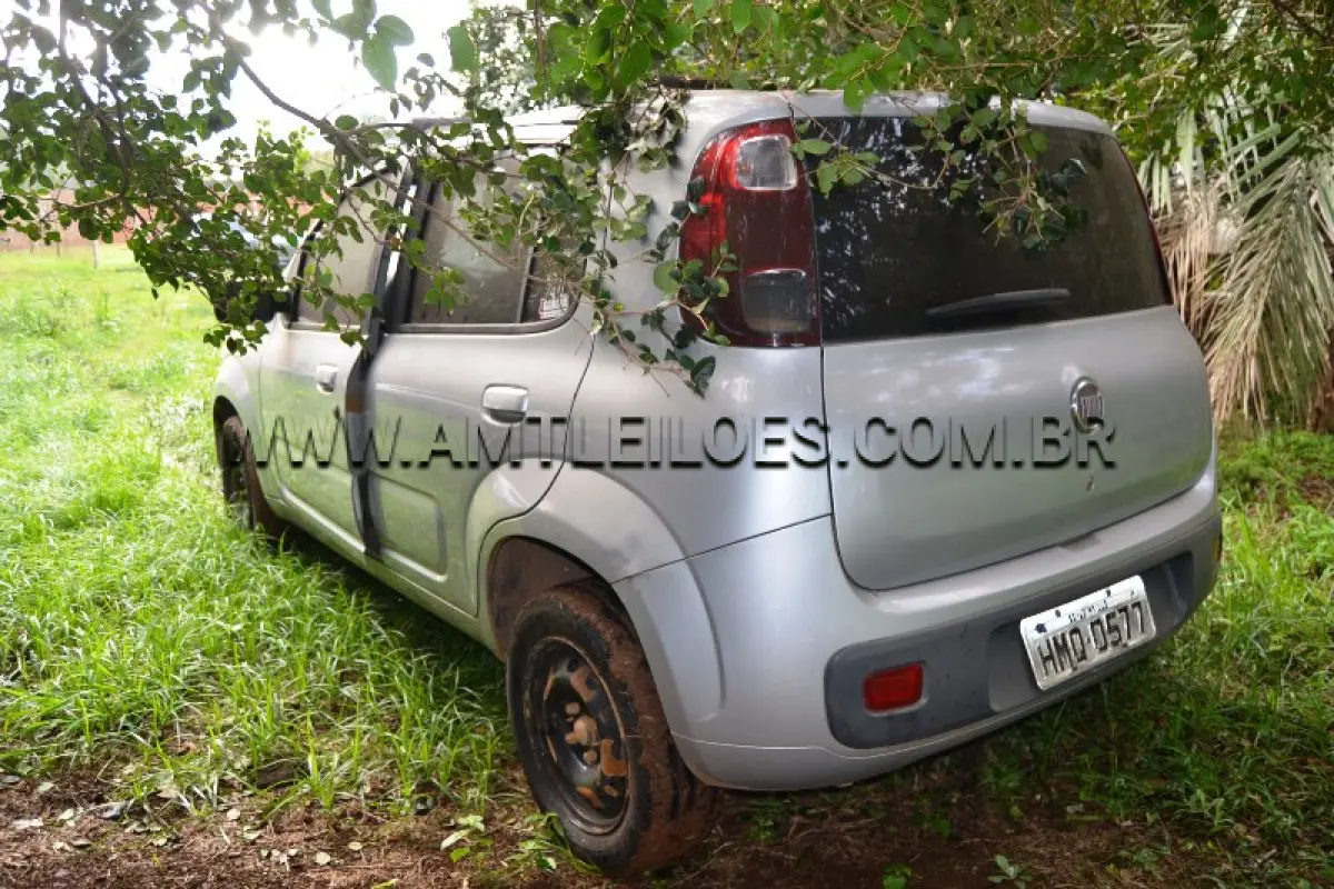 LOTE 004 - Marca: FIAT / Modelo: UNO VIVACE 1.0, Placa: HMQ0577, Ano/Modelo: 2012, atingido pela enchente.