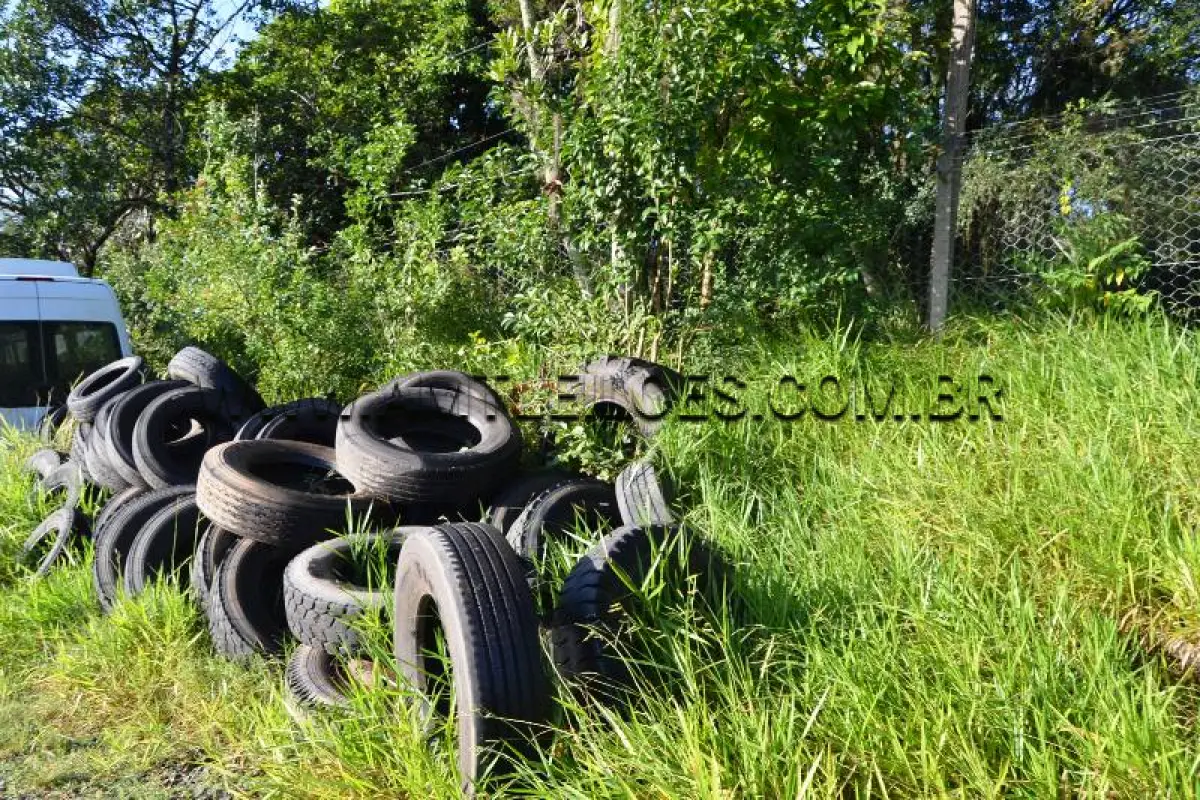 LOTE 032 - LOTE COMPOSTO DE PNEUS COM DIVERSOS AROS (DIÂMETROS).EM TORNO DE 150 UNIDADES.