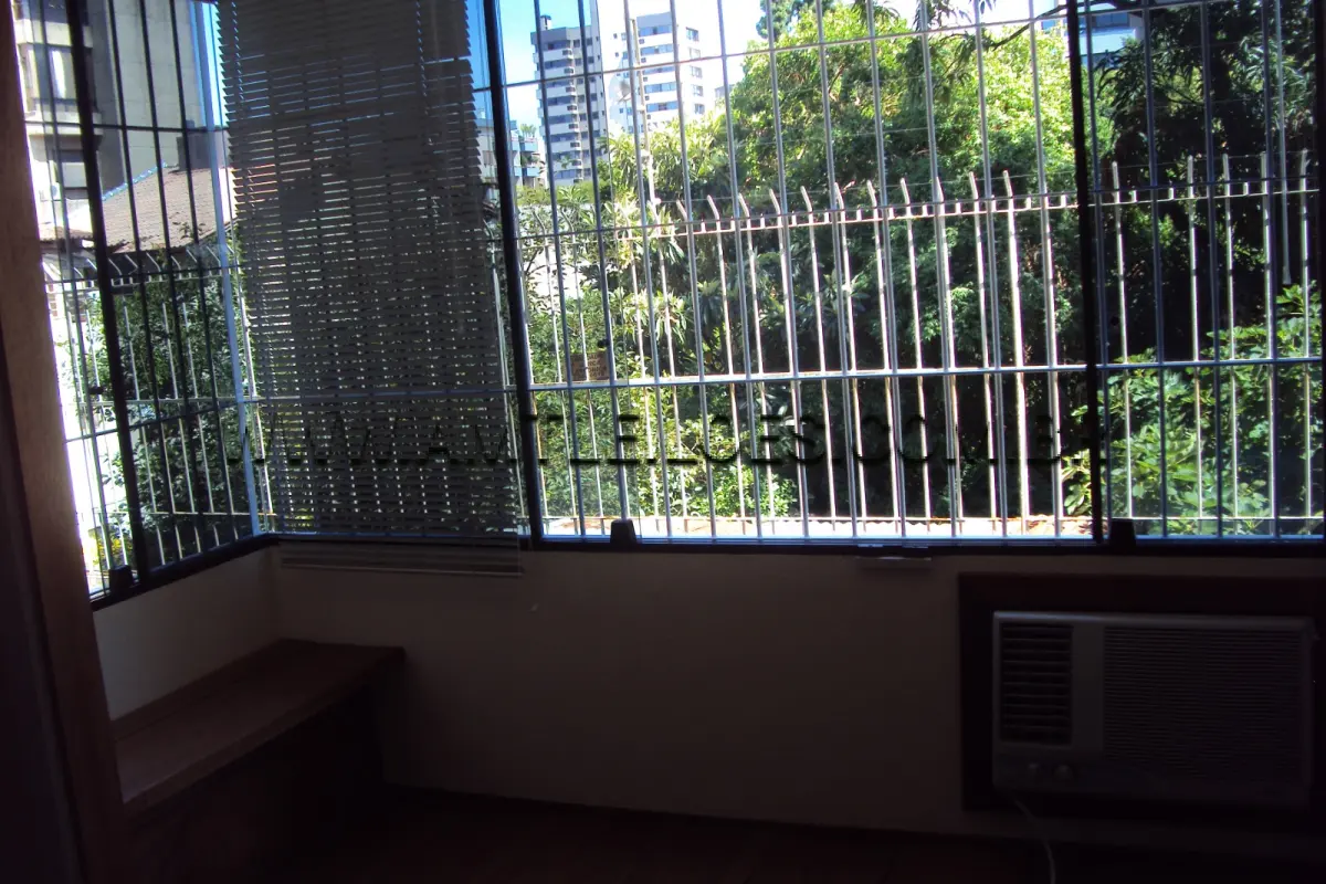 LOTE 001 - APARTAMENTO N° 203 SITUADO NA AV. BAGÉ Nº 818, COM BOX. ÁREA TOTAL 88,48m², ÁREA  PRIVATIVA  55,18m².