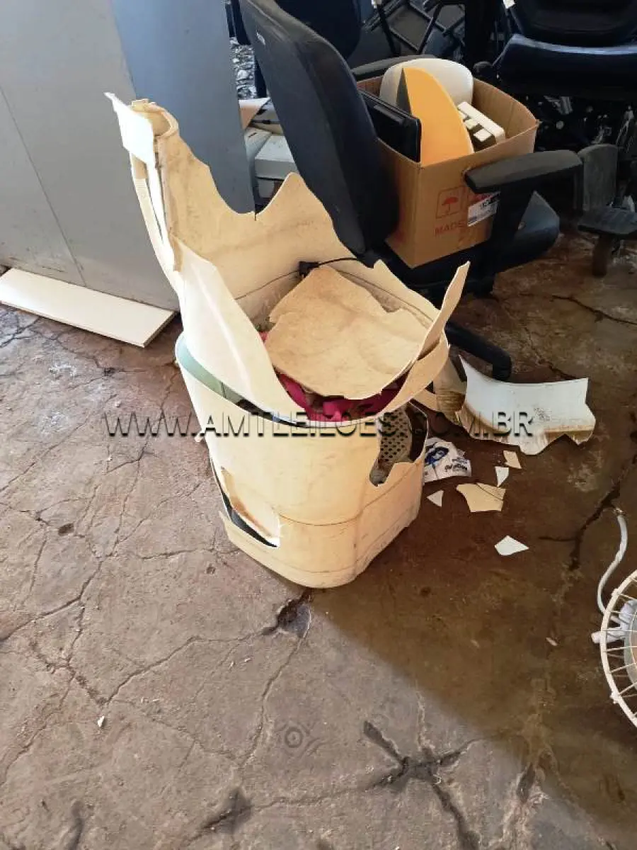 LOTE 001 - LOTE COMPOSTO DE MOBILIÁRIO EM GERAL; ELETRÔNICOS; CORTINAS E SUCATAS