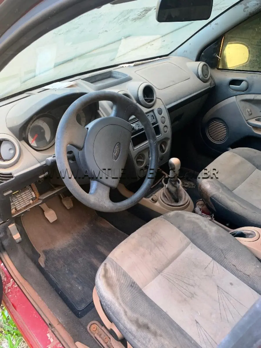 LOTE 006 - Espécie: PASSAGEIRO / Marca: FORD / Modelo: FIESTA 1.6 FLEX, Placa: IQQ8207, Ano /Modelo: 2010, atingido pela enchente.