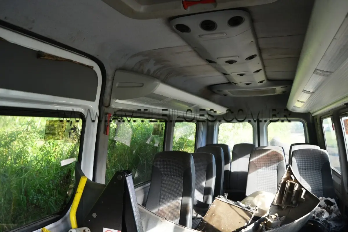 LOTE 019 - I/M. BENZ 515 CDI SPRINTERM, PLACA: IVB5347, ANO/MODELO: 2013/2014, OBS: MOTOR ESTÁ DESMONTADO DENTRO DO VEÍCULO.