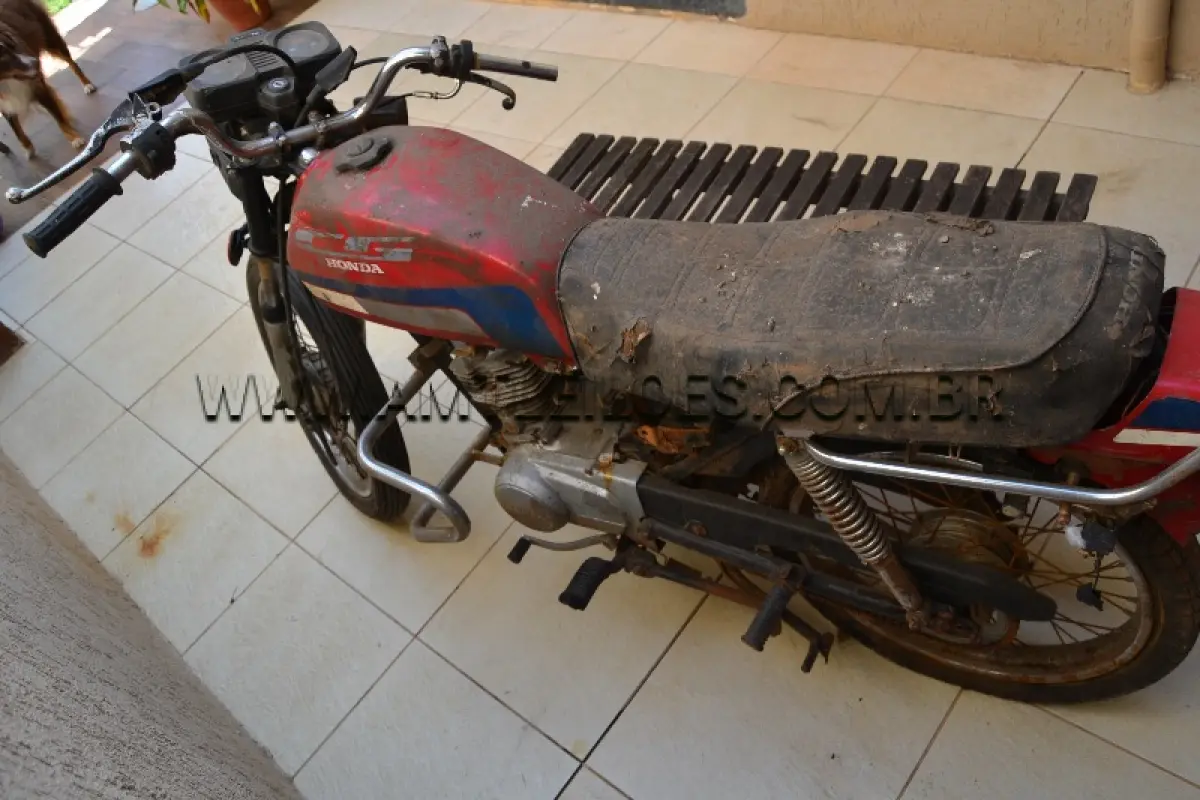 LOTE 007 - SUCATA: Marca: HONDA /  Modelo: CG 125 , Placa: IDM9799, Ano/Modelo: 1985, atingido pela enchente. NÃO RETIRADO "ABANDONADO".