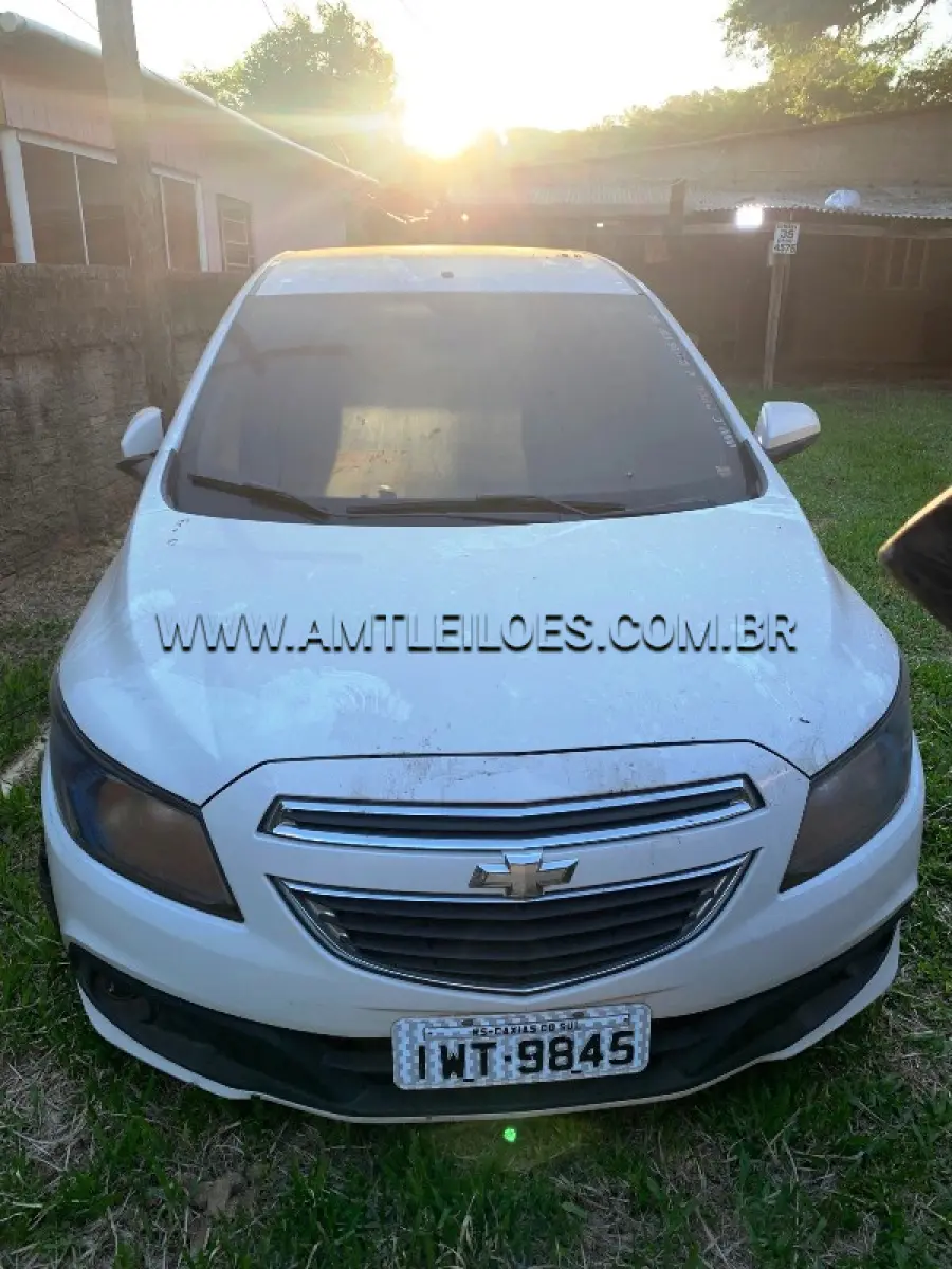 LOTE 008 - Marca: CHEVROLET /  Modelo: ONIX 1.4MT  LT, Placa: IWT9845, Ano/Modelo: 2015, atingido pela enchente.
