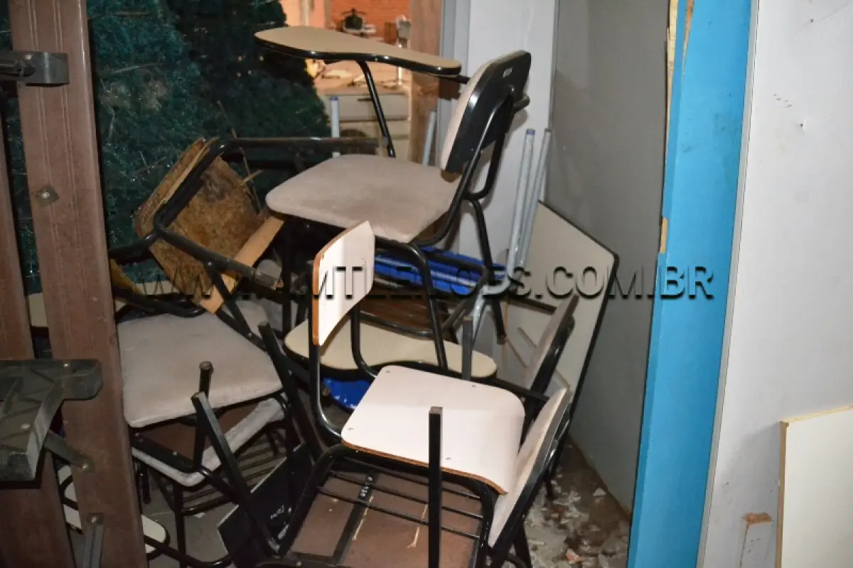 LOTE 001 - LOTE COMPOSTO DE MOBILIÁRIO EM GERAL; ELETRÔNICOS; CORTINAS E SUCATAS