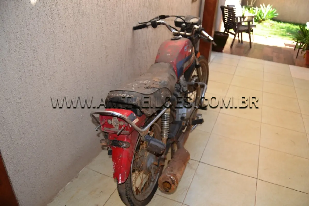 LOTE 007 - SUCATA: Marca: HONDA /  Modelo: CG 125 , Placa: IDM9799, Ano/Modelo: 1985, atingido pela enchente. NÃO RETIRADO "ABANDONADO".