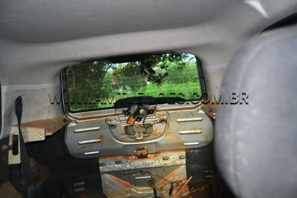 LOTE 004 - Marca: FIAT / Modelo: UNO VIVACE 1.0, Placa: HMQ0577, Ano/Modelo: 2012, atingido pela enchente.