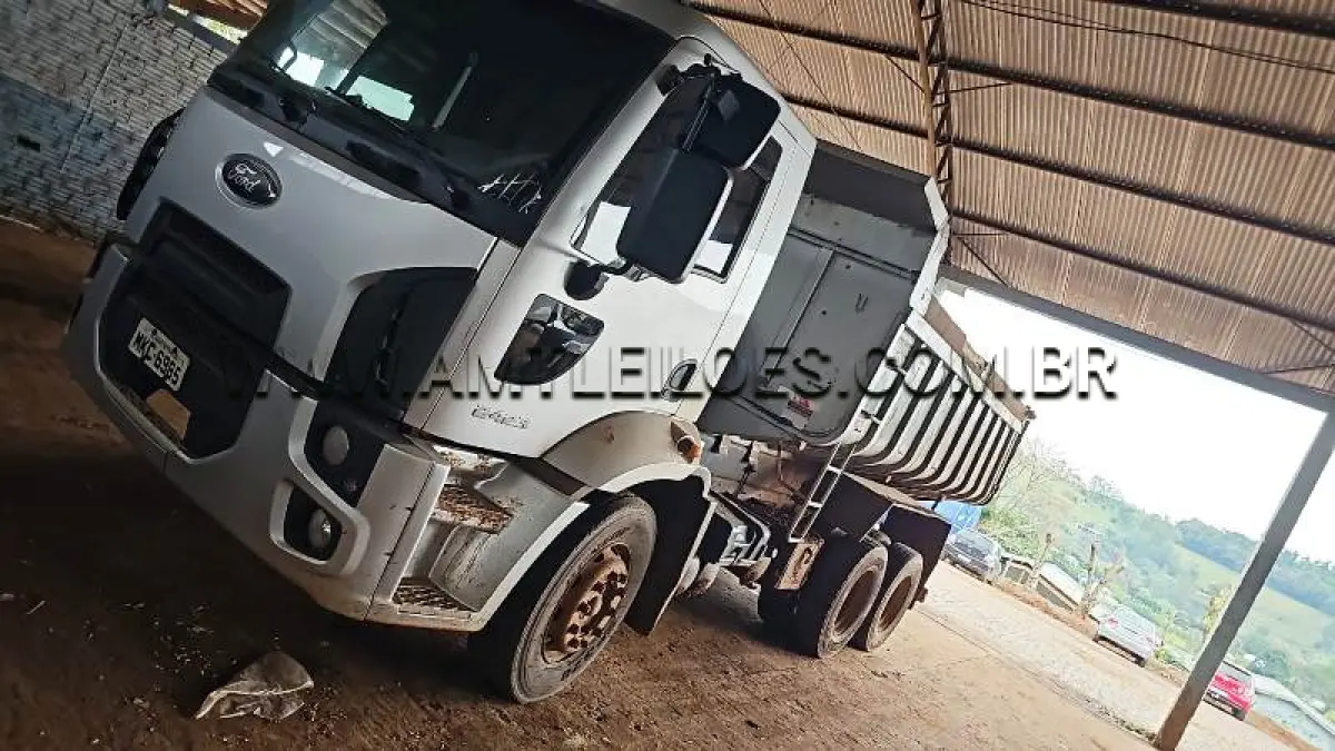 LOTE 014 - MARCA/MODELO: FORD/ CARGO 2423,  PLACA: MKC6985, COR: PRATA, ANO FABRICAÇÃO 2012, ANO MODELO: 2013, CHASSI: 9BFYEAKD8DBS16057, RENAVAM:  00486512843